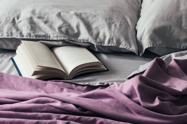보라색 침대보와 베개가 지저분 으십시오 부드러운 부스러기가 매혹적 — 스톡 사진