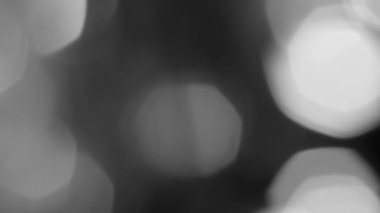 Parlak bulanık ışıklar koyu gri arka plan. Parlak Noel ve Yeni Yıl soyutlaması yumuşak ışıkla