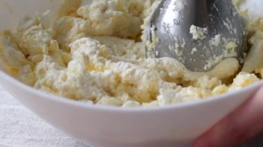 Beyaz bir kasede kremalı hamuru el blendırıyla karıştırmak. Ekmek ya da kruvasan yapma süreci