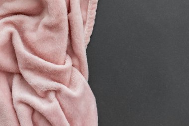 Açık pembe kabarık kumaş ve kağıt grisi doku. Kopya alanı olan buruşuk tekstil battaniyesi arka planı. Metin için yeri olan şablon, pankart