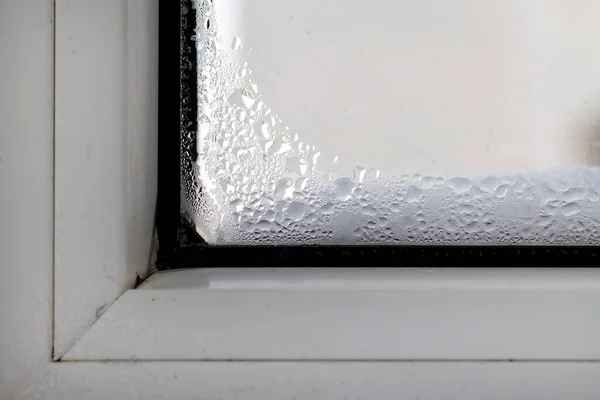 Kondens på det defekta plastfönstret. Gråtande tvåglasfönster på vintern — Stockfoto