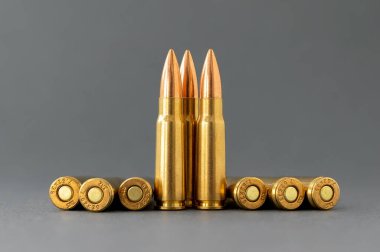 Gri arka plandaki kurşunlar. Kalaşnikof saldırı tüfeği için 7.62 kalibrelik fişekler.