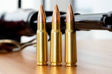 Kalaşnikof 'un arkaplanına üç kurşun isabet etmiş. 47 kalibrelik yakın çekim için 7.62 kalibrelik fişekler.