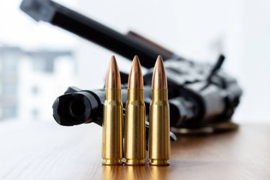 Kalaşnikof 'un arkaplanına üç kurşun isabet etmiş. 47 kalibrelik yakın çekim için 7.62 kalibrelik fişekler..