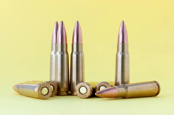 Sarı arka plandaki kurşunlar. Kalaşnikof saldırı tüfeği için 7.62 kalibrelik fişekler.