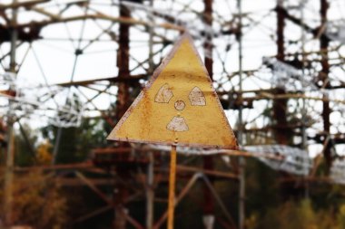 Duga Radar anten kompleksine karşı eski sarı radyasyon işareti. Çernobil Yasaklama Bölgesi, Ukrayna. Eğim değiştirme efekti