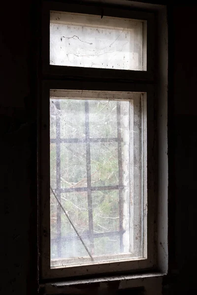 Piszkos Régi Ablak Rácsokkal Egy Elhagyatott Házban Szellemvárosban Pripyat Csernobili — Stock Fotó