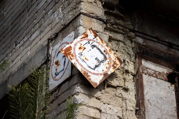 Placa Enferrujada Oblíqua Com Número Edifício Abandonado Destruído Velho Floresta — Fotografia de Stock