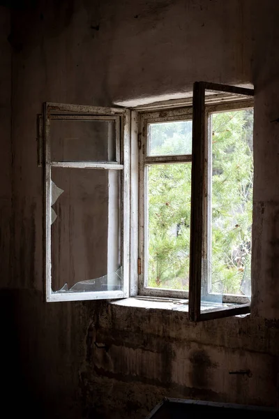 Velha Janela Aberta Suja Com Vidro Quebrado Casa Abandonada Cidade — Fotografia de Stock