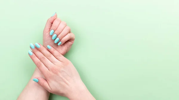 Female Hands Beautiful Manicure Mint Blue Nails Green Background Banner — Stock Photo, Image