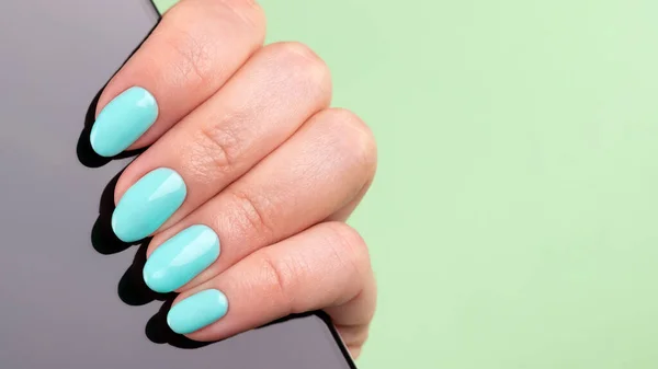 Female Hand Beautiful Manicure Mint Blue Nails Smartphone Green Background — Stock Photo, Image