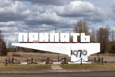 Ukrayna 'nın Çernobil Yasak Bölgesi' nde dramatik bulutlu gökyüzü ile terk edilmiş Pripyat şehrine hoş geldiniz. 