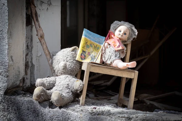 Velha Boneca Quebrada Livro Infantil Urso Empoeirado Cadeira Madeira Janela — Fotografia de Stock