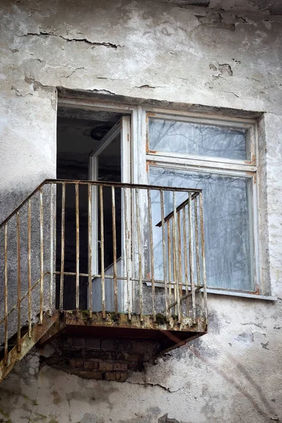 Velha Janela Suja Com Cerca Metal Enferrujado Escadas Edifício Abandonado — Fotografia de Stock