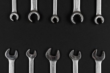 Anahtarlar, siyah kağıt zemin üzerine konmuş flamalar, merkezinde kopyalama alanı, çelik el işi araçları