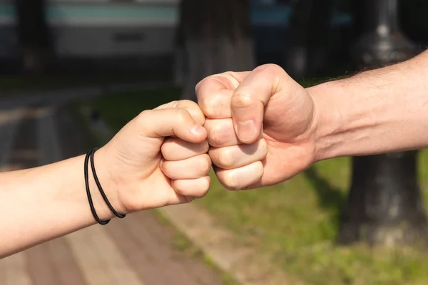 Father Child Daughter Bumping Fists Blurred Nature Outdoor Background Trust — Stock Photo, Image