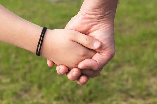 Father holds the hand of a child daughter — Stock Photo, Image