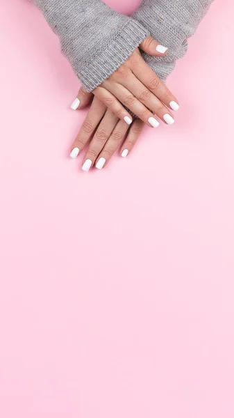 Γυναικεία Χέρια Γκρι Πλεκτό Πουλόβερ Όμορφο Μανικιούρ Λευκά Νύχια Ροζ — Φωτογραφία Αρχείου