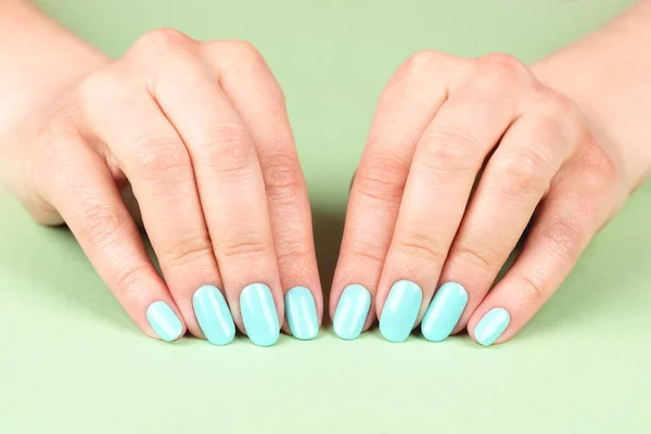 女性的手与美丽的指甲 绿松石 薄荷蓝色的指甲绿色背景 指甲护理概念 — 图库照片