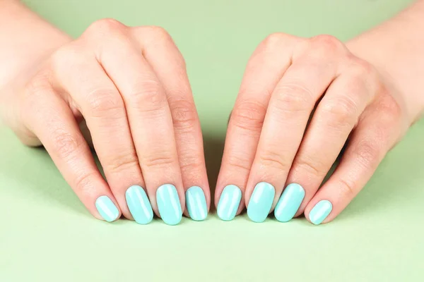 Mãos Femininas Com Bela Manicura Turquesa Pregos Azuis Casa Moeda — Fotografia de Stock