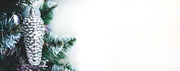 Silberner Weißer Spielzeugkegel Der Auf Einem Künstlichen Weihnachtsbaum Auf Weißem — Stockfoto