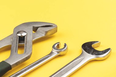 Parlak sarı arkaplan yakın plan çalışma araçları