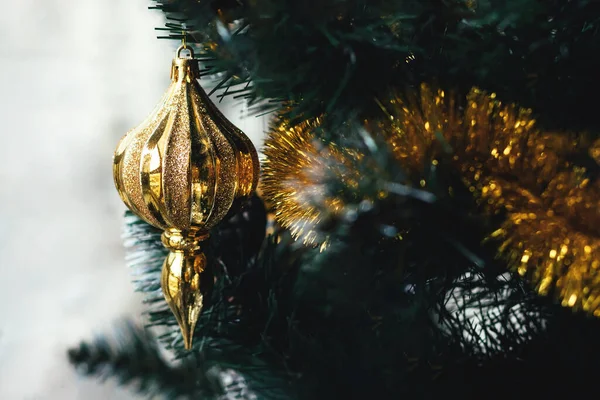 Juguete Dorado Colgado Árbol Navidad Con Guirnalda Oropel Amarillo Enfoque —  Fotos de Stock