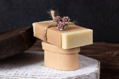 Ahşap zeminde el yapımı sabun.