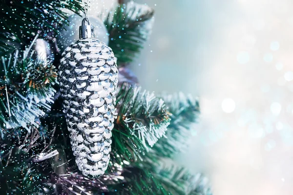 Cono Juguete Blanco Plateado Árbol Navidad Con Luces Borrosas Bokeh —  Fotos de Stock