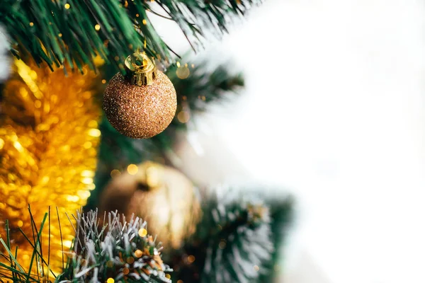 Bola Dorada Árbol Navidad Decorado Con Luces Borrosas Bokeh Con —  Fotos de Stock