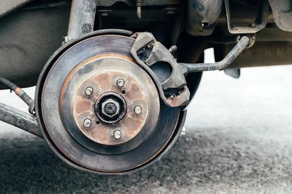 Roestige Achterwielnaaf Met Remschijf Bij Bandenwinkel Auto Zonder Wiel Tijdens — Stockfoto