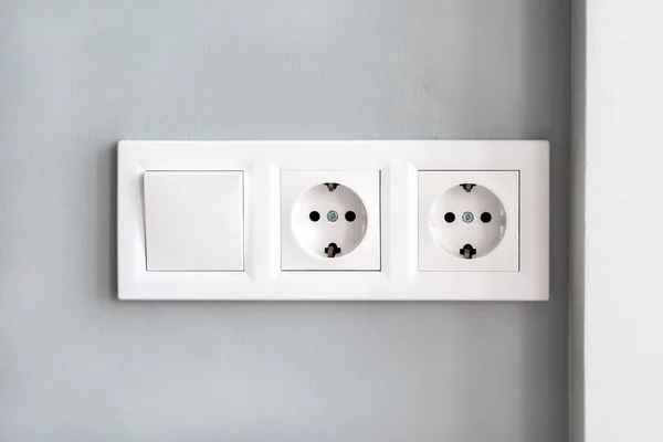 Enchufes Eléctricos Europeos Blancos Interruptor Pared Gris — Foto de Stock