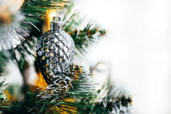 Silbergraue Spielzeugkegel Hängen Weihnachtsbaum Mit Goldgelbem Lametta Kranz Auf Weißem — Stockfoto