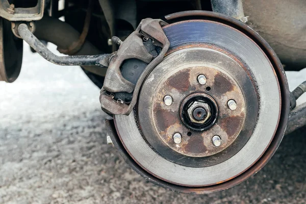 Roestige Achterwielnaaf Met Remschijf Bij Bandenwinkel Auto Zonder Wiel Tijdens — Stockfoto