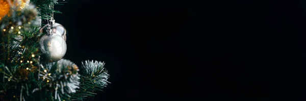 Bola Plata Árbol Navidad Con Luces Borrosas Bokeh Amplia Pancarta —  Fotos de Stock