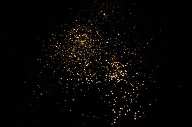 Siyah arka planda altın bulanık bokeh ışıkları. Kutlamak için ışıldayan yıldızlar
