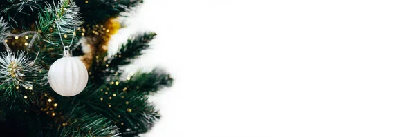 Weiße Kugel Weihnachtsbaum Mit Verschwommenem Licht Bokeh Großes Panorama Urlaubsbanner — Stockfoto