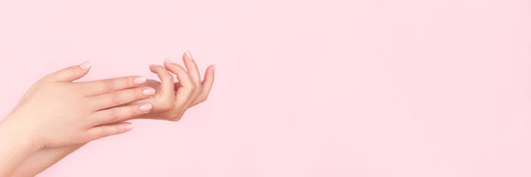 Vrouwelijke Handen Met Mooie Manicure Roze Naakte Nagels Roze Achtergrond — Stockfoto