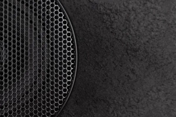 Altoparlante audio auto con coperchio protettore su sfondo nero — Foto Stock