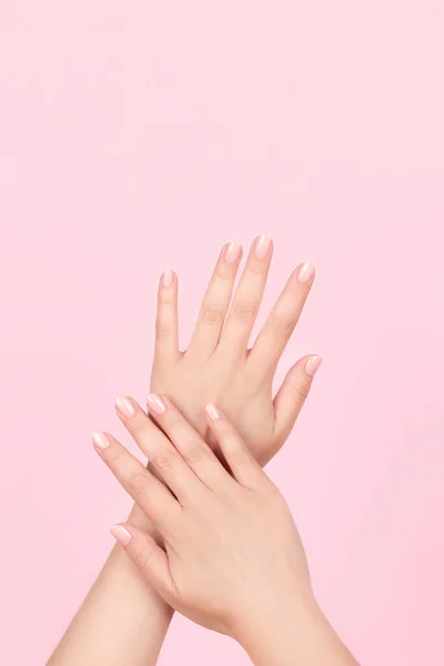 Vrouwelijke Handen Met Mooie Manicure Roze Naakte Nagels Roze Achtergrond — Stockfoto