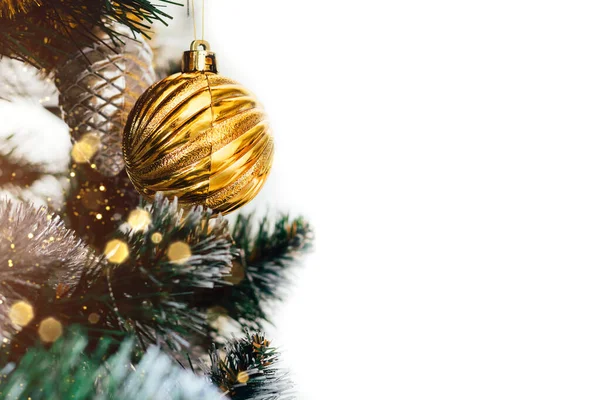 Boule dorée sur sapin de Noël avec lumières floues bokeh — Photo