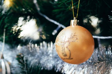 Altın Top Noel ağacı üzerinde