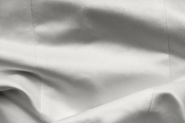 Bulut beyazı saten kumaş. Gelinlik, tekstil arka planı. Renk gösterimi, eğilim 2026.