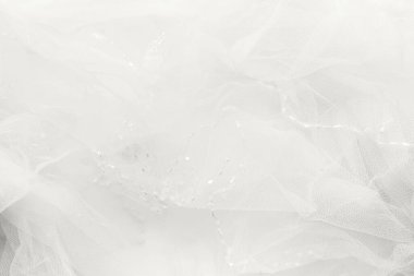 Narin beyaz dansçı tülleri. Boncuklu bulanık düğün duvağı. Renk gösterimi, eğilim 2026.