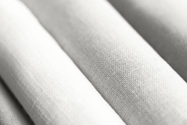 Beyaz dansçı doğal keten kumaşının çapraz dokusuna sarılmış. Renk gösterimi, eğilim 2026.