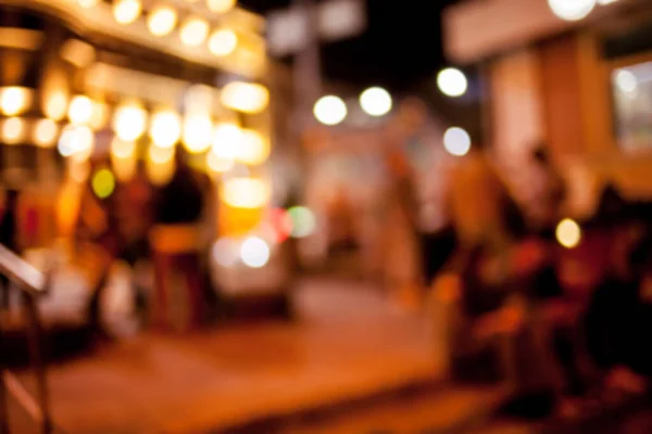 İnsanlar etnik, Meksika restoranlarında dinleniyor. Bulanık fotoğraf. Lokantanın bulanık fotoğrafı, uzun masa yemeği ve sarı tonlu Bokeh ışığıyla birlikte sandalye.