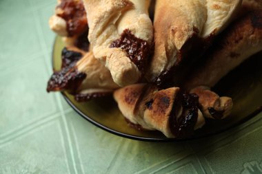 Tatlı çikolatalı kruvasanlar, eski moda geçmişlere özen gösteriyorlar. Taze ev yapımı kruvasan ve çikolata. Tabağında çikolata soslu kruvasan..