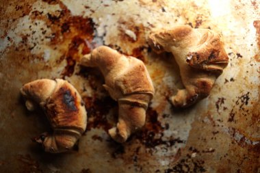 Tatlı çikolatalı kruvasanlar, eski moda geçmişlere özen gösteriyorlar. Taze ev yapımı kruvasan ve çikolata. Tabağında çikolata soslu kruvasan..