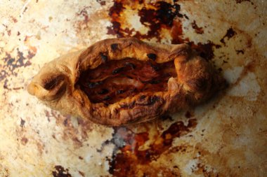 Masada lahana ile doldurulmuş bükülmüş hamur işi. Rus açık pirozhki, lahana ile doldurulmuş fırında köfteler. Evde kızarmış lahana ve lahana. Geleneksel sıcak Rus köfteleri fırından yeni çıktı..