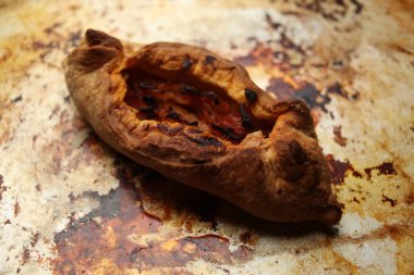 Masada lahana ile doldurulmuş bükülmüş hamur işi. Rus açık pirozhki, lahana ile doldurulmuş fırında köfteler. Evde kızarmış lahana ve lahana. Geleneksel sıcak Rus köfteleri fırından yeni çıktı..